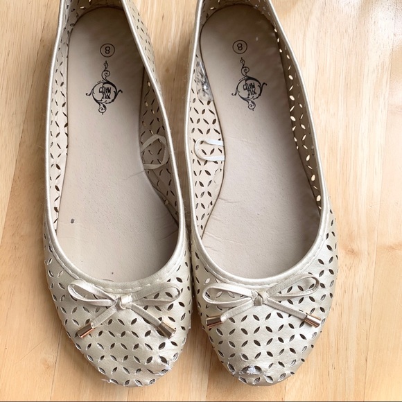 Solemates Gold Perforated Bow Tie Ballet Flats 8 - Picture 4 of 8